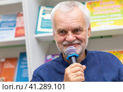 Писатель, ректор литературного института им. А.М.Горького Алексей Варламов, встреча с читателями на книжной ярмарке "Волжская волна", Саратов (2023 год). Редакционное фото, фотограф 1Andrey Милкин / Фотобанк Лори