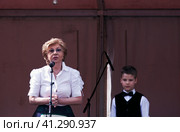 Дементьева Вера Анатольевна - директор Государственного музея-заповедника "Павловск" с одарённым мальчиком читающим свою басню, на открытии праздника «Императорский букет» или «Здравствуй, дедушка Крылов!». Павловск. Санкт-Петербург (2023 год). Редакционное фото, фотограф Сергей Афанасьев / Фотобанк Лори