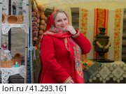 Молодая женщина в национальной русской одежде на фоне убранства русской избы (2017 год). Редакционное фото, фотограф Любовь Демус / Фотобанк Лори