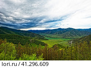 Вид на долину с перевала Чике-Таман. Горный Алтай. Стоковое фото, фотограф Макаров Алексей / Фотобанк Лори