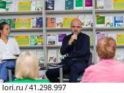 Писатель, радиоведущий и популяризатор космонавтики Дмитрий Конаныхин на книжной ярмарке "Волжская волна", Саратов (2023 год). Редакционное фото, фотограф 1Andrey Милкин / Фотобанк Лори