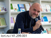Писатель, радиоведущий и популяризатор космонавтики Дмитрий Конаныхин на книжной ярмарке "Волжская волна", Саратов (2023 год). Редакционное фото, фотограф 1Andrey Милкин / Фотобанк Лори