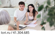 Insurance agent explaining conditions of insurance in home interior. Стоковое видео, видеограф Яков Филимонов / Фотобанк Лори