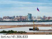 Флаг Российской Федерации на 175-метровом флагштоке возле Финского залива и парка 300-летия Санкт-Петербурга. Вид со стороны намывных территорий Васильевского острова (2023 год). Редакционное фото, фотограф Румянцева Наталия / Фотобанк Лори