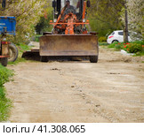 Grader on a dirt gravel road. Street repair by adding rubble. (2018 год). Редакционное фото, фотограф Леонид Еремейчук / Фотобанк Лори