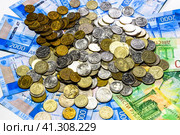 Russian banknotes and coins. A handful of coins on new Russian banknotes in denominations of 2000 and 200 rubles. Стоковое фото, фотограф Леонид Еремейчук / Фотобанк Лори