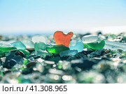 "Стекляшки" на пляже бухты Стеклянная, г. Владивосток (2021 год). Стоковое фото, фотограф Римма Тельнова / Фотобанк Лори