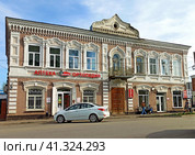 Дом с балконом. Бирск, Республика Башкортостан, Россия (2023 год). Редакционное фото, фотограф Елена Должикова / Фотобанк Лори
