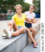 Girl asks girlfriend for forgiveness. Girl is unhappy upset there is no reluctance to talk. Стоковое фото, фотограф Яков Филимонов / Фотобанк Лори