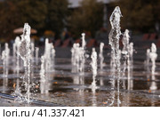 Abnormally hot autumn weather in the city. Water jets of the fountain in the Muzeon Park in Moscow. Russia, Moscow, September 2023. Стоковое фото, фотограф Photojuli / Фотобанк Лори