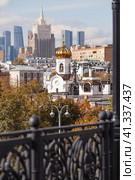 Russian Orthodox Cathedral. The Cathedral of Christ the Savior against the background of the Ministry of Foreign Affairs of the Russian Federation and Moscow City on a sunny autumn day. Russian Federation, Moscow, September 2023. Стоковое фото, фотограф Photojuli / Фотобанк Лори