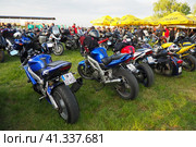 Sremska Mitrovica, Serbia, 04.29.23 Gathering or meeting of motorcyclists and bikers at a festival. People in leather clothes walk next to motorcycles. A motorcycle club. Bikerism as a subculture. Редакционное фото, фотограф Юлия Петровская / Фотобанк Лори