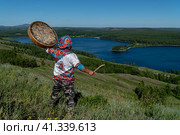 Шаман с бубном, проводит обряд с духами природы. (2022 год). Редакционное фото, фотограф Андрей Дегтярёв / Фотобанк Лори