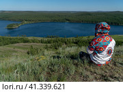 Шаман с бубном, проводит обряд с духами природы. (2022 год). Редакционное фото, фотограф Андрей Дегтярёв / Фотобанк Лори