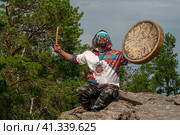 Шаман с бубном, проводит обряд с духами природы. (2022 год). Редакционное фото, фотограф Андрей Дегтярёв / Фотобанк Лори