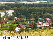 Село Сростки, родина В.М. Шукшина. Вид с холма на село у реки Катуни. Алтайский край, Бийский район, Юг Западной Сибири,Россия. (2023 год). Стоковое фото, фотограф Евгений Мухортов / Фотобанк Лори