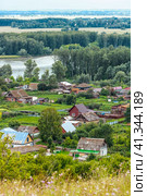 Село Сростки, родина В.М. Шукшина. Вид с холма на село у реки Катуни. Алтайский край, Бийский район, Юг Западной Сибири,Россия. (2023 год). Стоковое фото, фотограф Евгений Мухортов / Фотобанк Лори