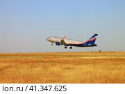 Крым, самолёт, взлёт, лётное поле (2019 год). Редакционное фото, фотограф Андрей Макаренко / Фотобанк Лори