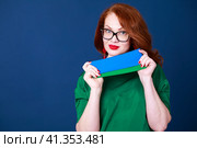 The stylist shows shawls of color-typing. Стоковое фото, фотограф Андрей Аркуша / Фотобанк Лори