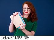 The stylist shows shawls of color-typing. Стоковое фото, фотограф Андрей Аркуша / Фотобанк Лори