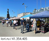 Люди покупают продукты на ярмарке "Приморские продукты питания" 27-28 сентября 2023 года. Владивосток. Редакционное фото, фотограф Овчинникова Ирина / Фотобанк Лори