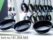 Ассортимент сковородок на выставке HouseHold Expo-2023. Редакционное фото, фотограф Сайганов Александр / Фотобанк Лори