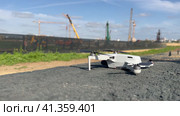 The pilot of the quadcopter controls the quadcopter. Стоковое видео, видеограф Igor Skripachev / Фотобанк Лори