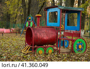 Детский паровозик удивлён отсутствием детей. Стоковое фото, фотограф Sergei Fomichev / Фотобанк Лори