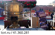 Moscow, Russia, Red Square, 02.14.20222A wood-fired samovar. A large copper samovar on firewood.  Москва, Россия, Красная площадь, 14.02.20222 Самовар на дровах. Большой медный самовар на дровах. Редакционное видео, видеограф Egor Sarantstv / Фотобанк Лори