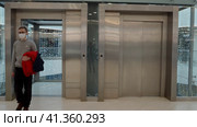 Modern elevator in a shopping or business center. A young man comes out of the elevator. Современный лифт в торговом или бизнес-центре. Молодой человек выходит из лифта. Стоковое видео, видеограф Egor Sarantstv / Фотобанк Лори
