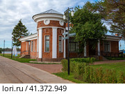 Старинное здание Караульная с круглой башней в парке "Остров фортов" сентябрьским облачным днем. Кронштадт (2023 год). Редакционное фото, фотограф Виктор Карасев / Фотобанк Лори