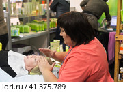 Cosmetologists perform a procedure to rejuvenate facial skin cosmetics Aravia at the festival of beauty Nevskie Berega in St. Petersburg 2012. Редакционное фото, фотограф Анна Кривицкая / Фотобанк Лори