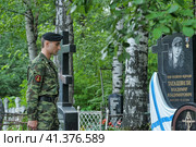 Russian Marines at the cemetery at the grave of the Russian hero Tatashvili on Marine Corps Day. St. Petersburg (2013) Редакционное фото, фотограф Анна Кривицкая / Фотобанк Лори