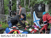 Russian Marines at the cemetery at the grave of the Russian hero Tatashvili on Marine Corps Day. St. Petersburg (2013) Редакционное фото, фотограф Анна Кривицкая / Фотобанк Лори