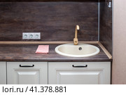 Kitchen interier. Dark countertop and backsplash with white kitchen drawer fronts and light sink. Стоковое фото, фотограф Коханова Наталья / Фотобанк Лори