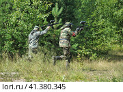 St. Petersburg, RUSSIA 27.07.2013 Open-air paintball tournament at the end of summer in nature, People in camouflage, with paintball guns and masks. Редакционное фото, фотограф Анна Кривицкая / Фотобанк Лори