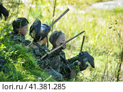 St. Petersburg, RUSSIA 27.07.2013 Open-air paintball tournament at the end of summer in nature, People in camouflage, with paintball guns and masks. Редакционное фото, фотограф Анна Кривицкая / Фотобанк Лори
