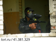 St. Petersburg, RUSSIA 27.07.2013 Open-air paintball tournament at the end of summer in nature, People in camouflage, with paintball guns and masks (2014 год). Редакционное фото, фотограф Анна Кривицкая / Фотобанк Лори