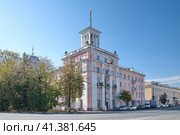 Дом № 64 в Твери на Советской улице, построенный в 1953-м году для руководства ТЭЦ-4. Тверской областной центр детского и семейного чтения им. А. С. Пушкина (2023 год). Редакционное фото, фотограф Елена Коромыслова / Фотобанк Лори