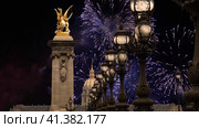 Celebratory colorful fireworks over the Lamp posts on Alexander III Bridge ( 4K, time lapse, with zoom). Paris, France. This arch bridge is one of the most beautiful river crossings in the world (2023 год). Стоковое видео, видеограф Владимир Журавлев / Фотобанк Лори
