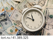 Время - деньги. Долларовые купюры и часы. Будильник и деньги. Time is money. Dollar bills and watches. Alarm clock and money. Стоковое фото, фотограф Ольга Митряева / Фотобанк Лори