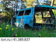 Abandoned car in the woods. Old, damaged car. Defective car. A car unfit for the roads. Стоковое фото, фотограф Zima Nadezhda / Фотобанк Лори