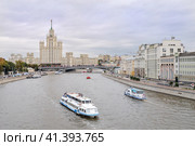 Россия, Москва. Парад  речных трамвайчиков. Высотное здание на Котельнеческой и Космодемианской набережной. Праздник Дня города. (2023 год). Стоковое фото, фотограф Сергей Никифоров-Гордеев / Фотобанк Лори