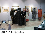 Художник Владимир Аинцев с женой проводят мастер класс в Балашихинской галерее (2023 год). Редакционное фото, фотограф Дмитрий Неумоин / Фотобанк Лори