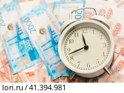 Время-деньги. Время платить налоги. Российские купюры и часы. Time is money. Time to pay taxes. Russian banknotes and watches. Стоковое фото, фотограф Ольга Митряева / Фотобанк Лори