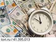 Время - деньги. Долларовые купюры и часы. Будильник и деньги. Time is money. Dollar bills and watches. Alarm clock and money. Стоковое фото, фотограф Ольга Митряева / Фотобанк Лори