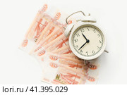 Время-деньги. Время платить налоги. Российские купюры и часы. Time is money. Time to pay taxes. Russian banknotes and watches. Стоковое фото, фотограф Ольга Митряева / Фотобанк Лори