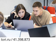 Россия. Сочи. Пользователь персонального компьютера за работой. Russia. Sochi. A user of a personal computer at work. (2023 год). Редакционное фото, фотограф Алексей Смышляев / Фотобанк Лори