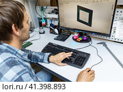 Россия. Санкт-Петербург. Инженер-технолог за разработкой оборудования. Russia. Saint-Petersburg. Engineer-technologist for the development of equipment. (2023 год). Редакционное фото, фотограф Алексей Смышляев / Фотобанк Лори