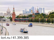 Москва, Россия, 9 сентября 2023 года. Речные трамвайчик на реке Москве на фоне Кремля, высотки на Смоленской и жилого комплекса Москва-Сити. Стоковое фото, фотограф Сергей Никифоров-Гордеев / Фотобанк Лори